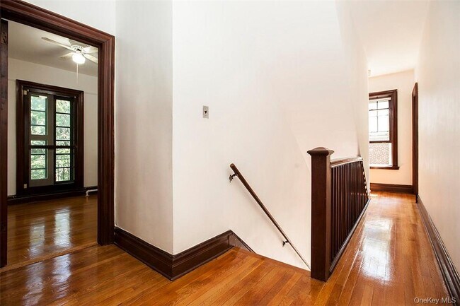 Building Photo - 568 W 261st St