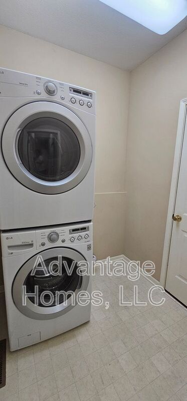 Building Photo - 809 Midjay Dr