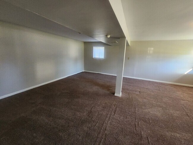 Building Photo - Lovely 4 bedroom 2 full bath bi-level home with large garage