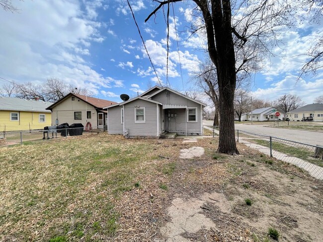 Building Photo - 2 bedroom with Bonus Room