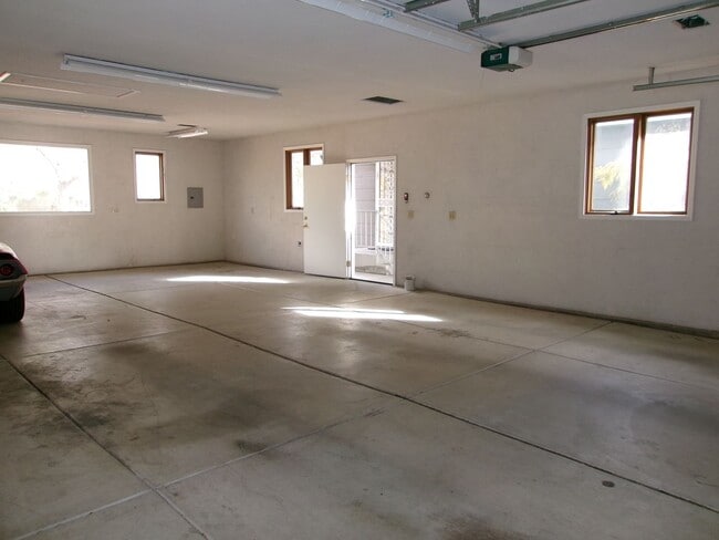 Building Photo - Beautiful 3 bedroom, 2 bath home w/4-car t...