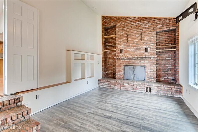 Building Photo - 1305 37th St SE