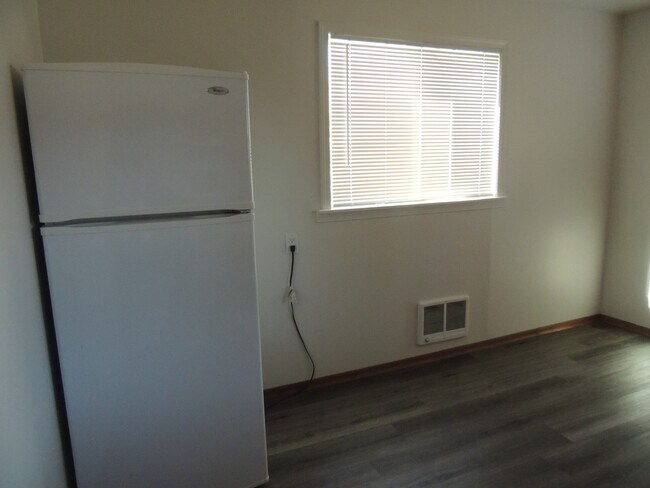 Building Photo - $1,900 – 2 Bed / 2 Bath Home with Fenced Yard, Fireplace, and Garage