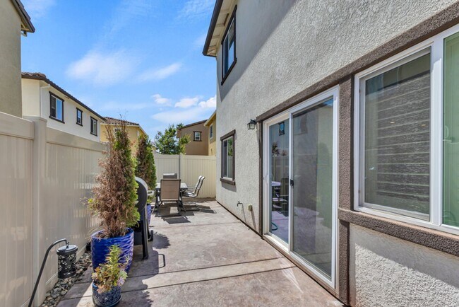 Building Photo - 4 bed / 3 bath | Upated Anatolia Home Avai...