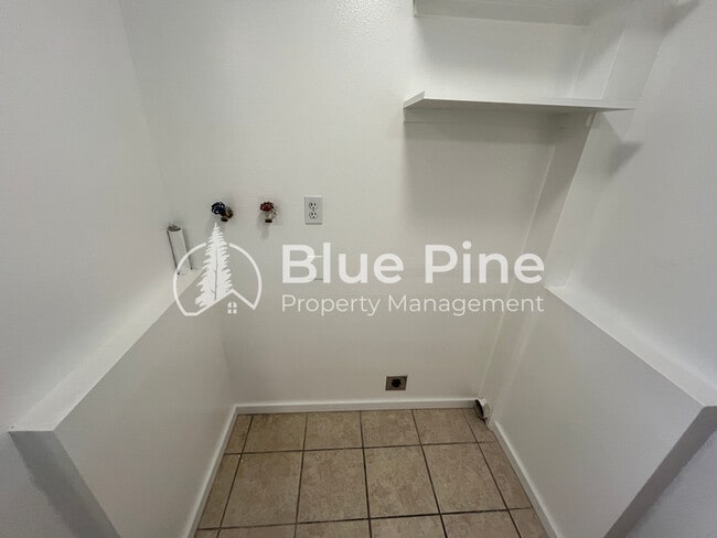 Building Photo - 892 McKinley Ave