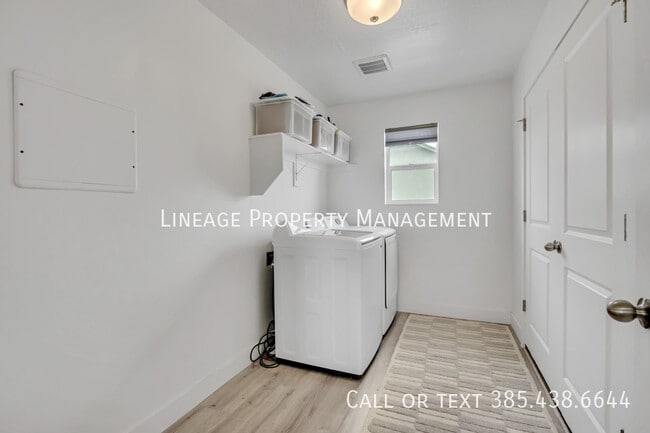 Building Photo - 3056 S Shoreline Dr