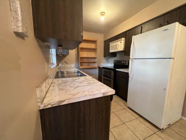 Building Photo - 425 S Avocado Ct