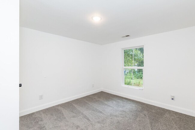 Building Photo - Three Bedroom Home