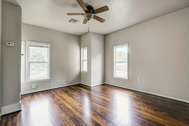 Building Photo - Stylish & Convenient Living Near OU !