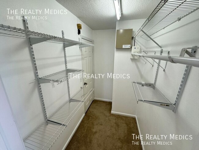 Building Photo - 2719 Crane's Cove Dr