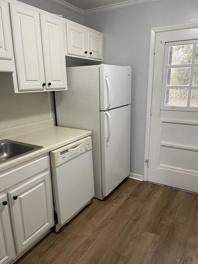 Building Photo - 2 bedroom, 1 bath apartment in small compl...