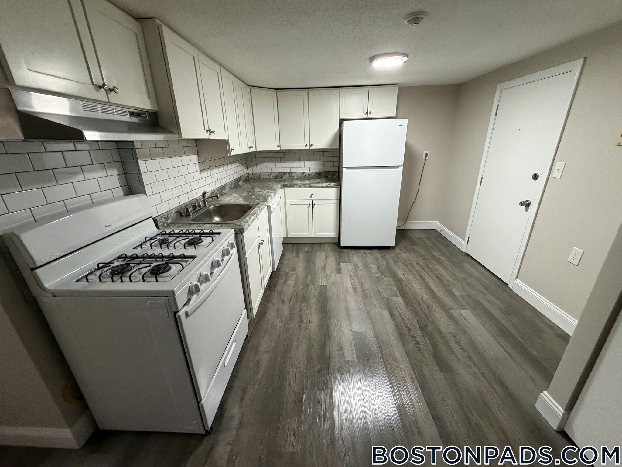 Building Photo - 887 Varnum Ave