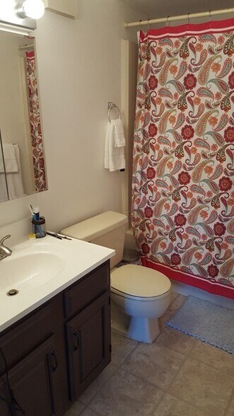 Building Photo - 4975 Washington St