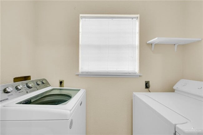 Building Photo - 17 Pin Oak Rd