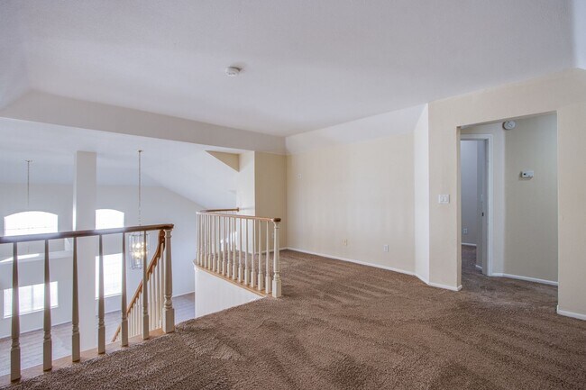 Building Photo - Beautiful 3Bed/3Bath cul-de-sac home located  in The Lakes Community with a sparkling pool and spa!