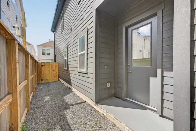 Building Photo - 305 Marcella St