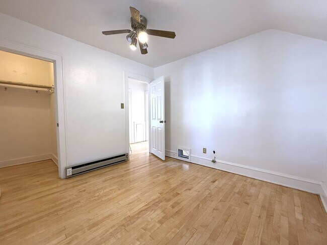 Building Photo - 3-bedroom single family in West Allis - Av...