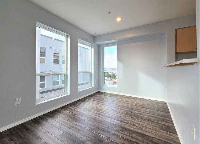 Building Photo - Everett Condo at Nautica Soundview 2 bed/2...