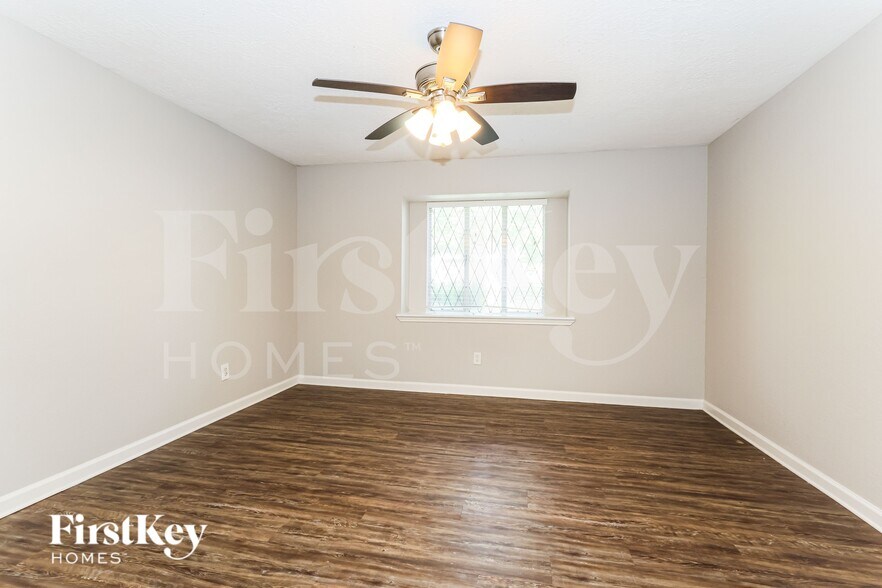 Building Photo - 24106 Creekview Dr