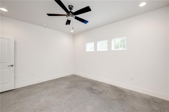 Building Photo - 3014 E 14th 1/2 St