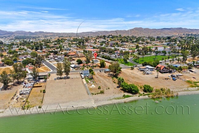 Building Photo - Charming Downstairs 2 Bed/1 Bath Unit With...