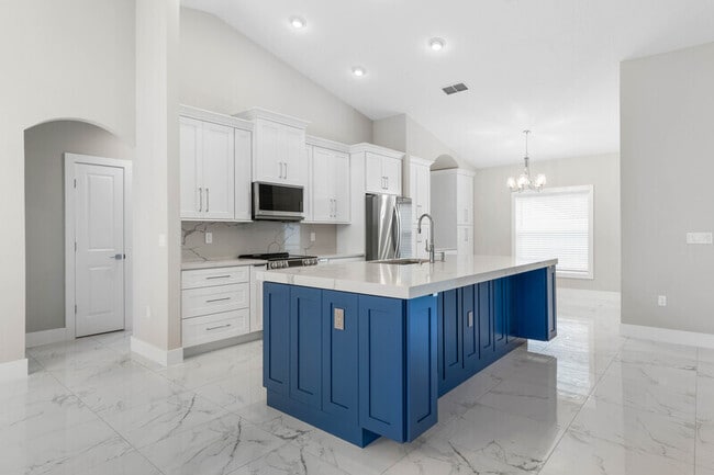 Building Photo - 12 Wheeler Ln