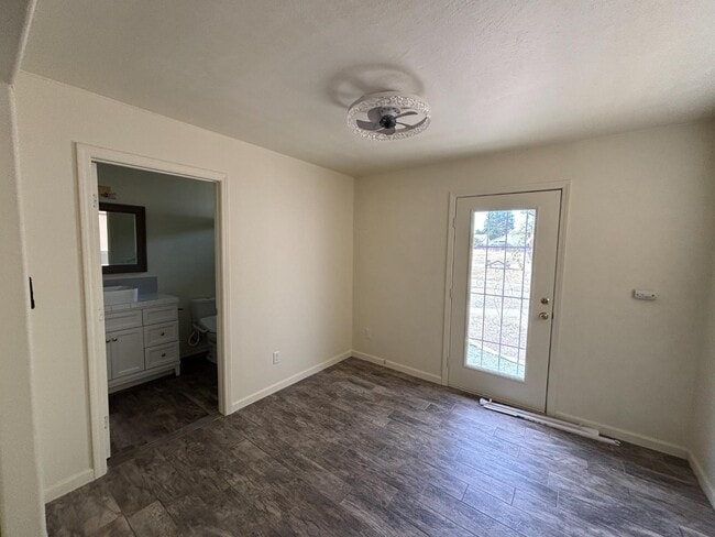 Building Photo - 7421 N Maple Ave