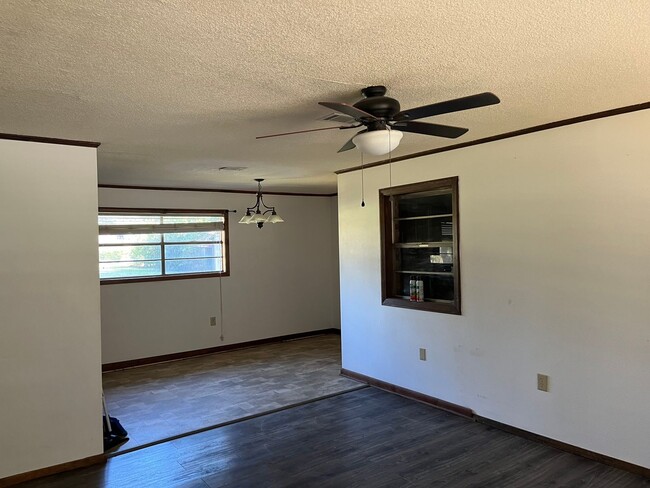 Building Photo - 115 Blair St