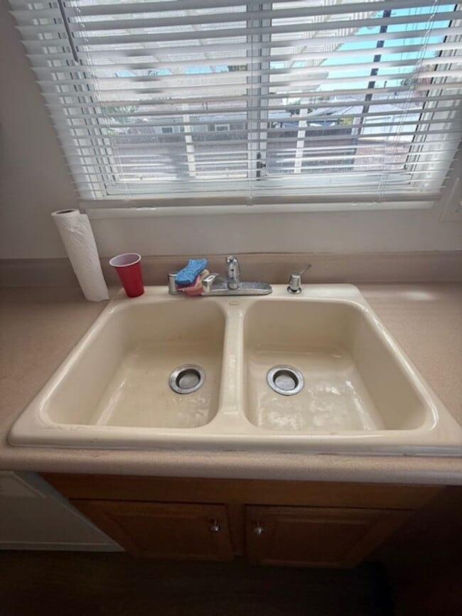 Building Photo - REDONE CUTE 2BED/1BATH HOUSE W/ REFURBISHE...