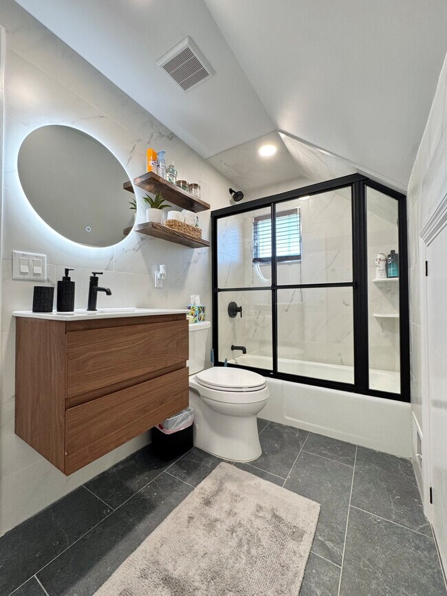 Building Photo - 240 Norgrove Ave