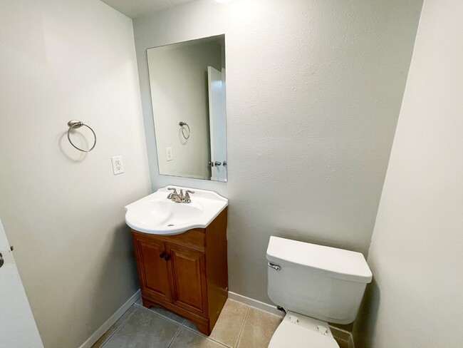 Building Photo - Stunning 2 Bedrooms, 1.5 Bathrooms Condo i...
