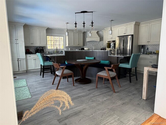 Building Photo - 27 Deer Path