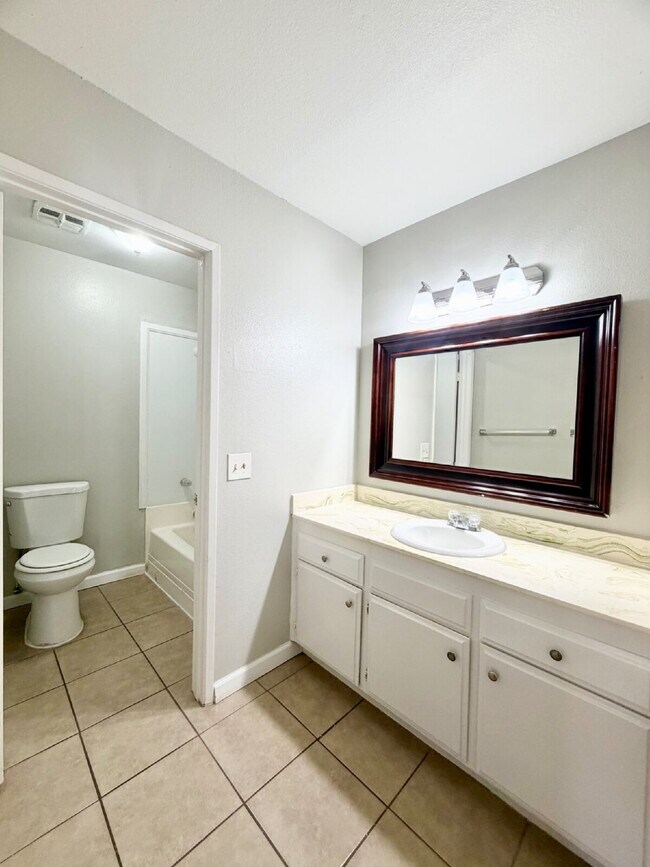 Building Photo - HIVE SUMMER MOVE-IN SPECIAL: 3 BEDROOM CONDO | COMMUNITY POOLS + WALKING TRAILS | CENTRAL LAS VEG...