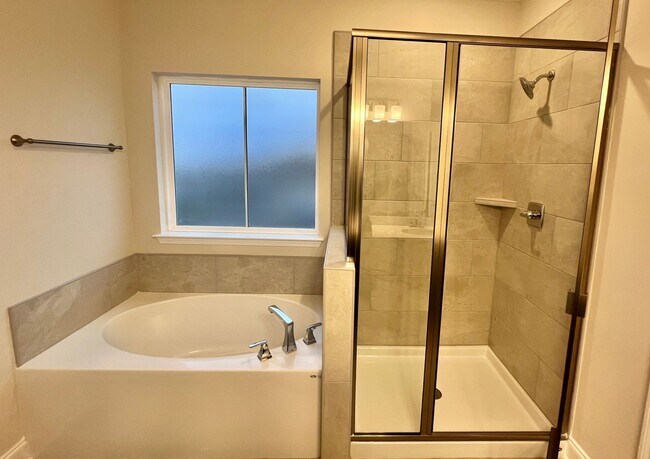 Building Photo - Like New 3 Bed, 4 Bath Townhome w/ 2 Car Garage