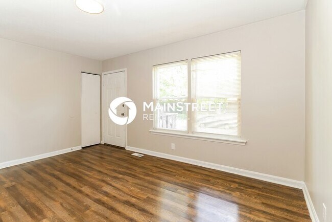 Building Photo - 3 Bedroom Pet-Friendly Home in Louisville, KY with Main Street Renewal