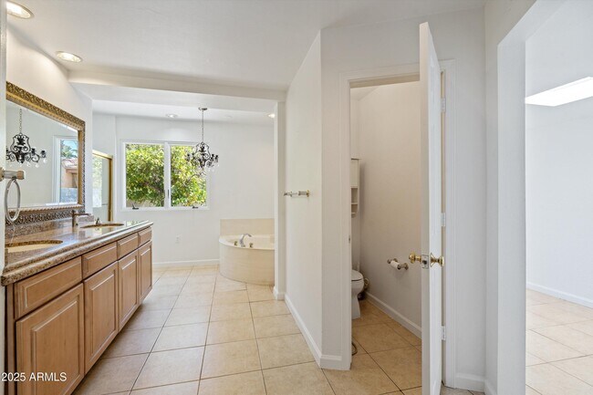 Building Photo - 7250 E Paradise Dr