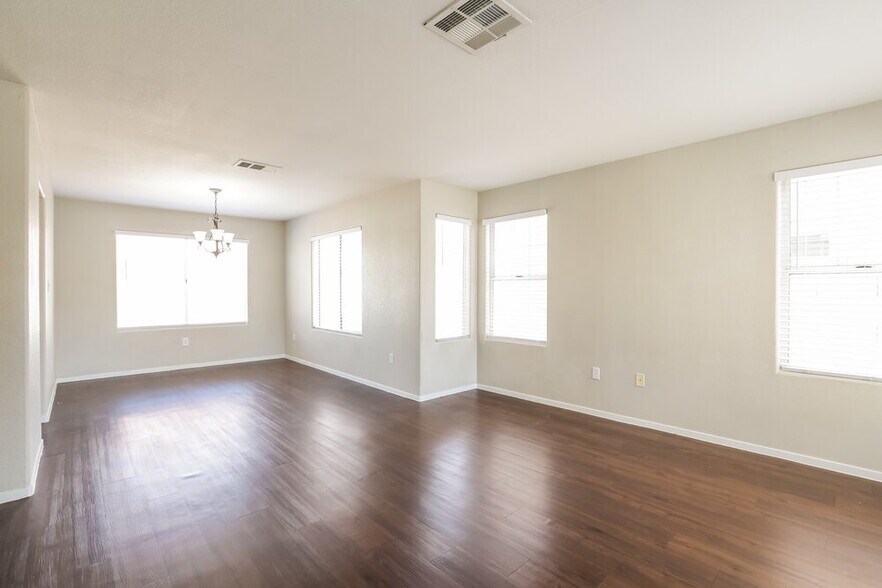 Building Photo - 1812 La Villa Dr