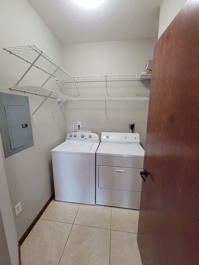 Building Photo - Spacious 2 Br/2Ba Condo w/1500 sq ft in Heart of St Louis Park! 2 Heated parking spots included!