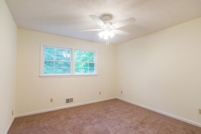 Building Photo - 140 Saxon Woods Dr