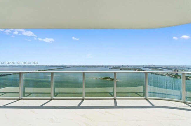 Building Photo - 700 NE 24th St