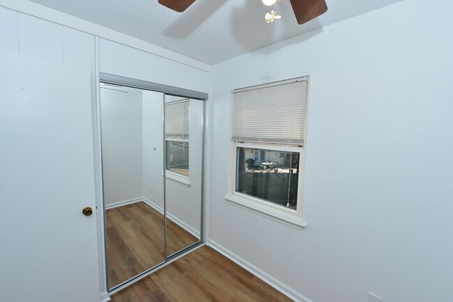 Building Photo - 6 Bedrooms-Little Neck Area