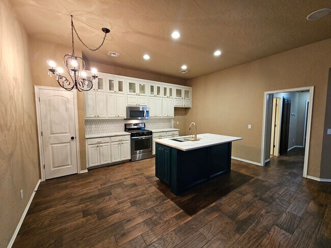 Building Photo - (3) Bed/(2) Bath in SW Moore Avail Early June!