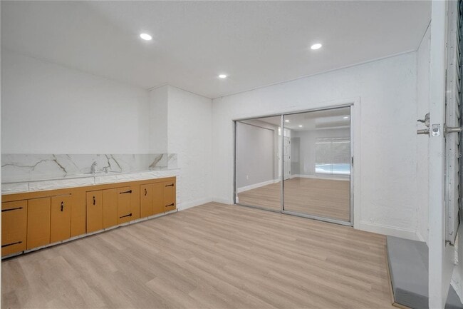 Building Photo - 2303 Bonneville Dr