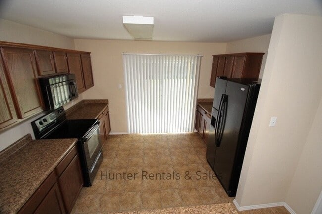 Building Photo - 4 Bedroom 3 Bath Home