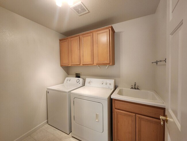 Building Photo - Large home on a golf course