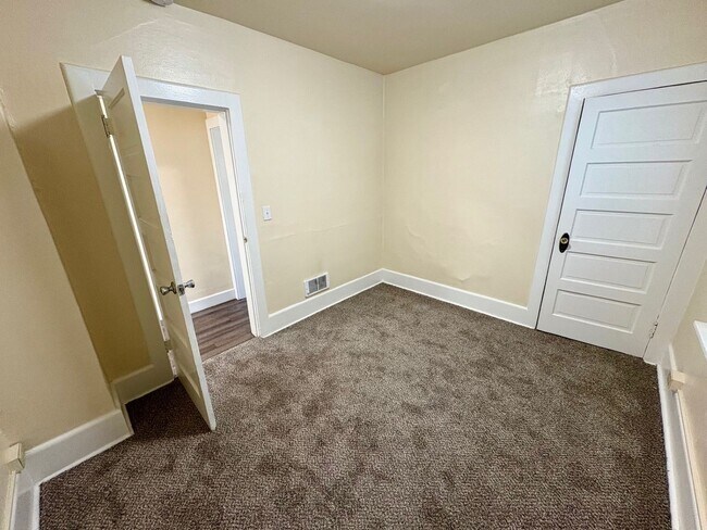 Building Photo - 556 Ward St