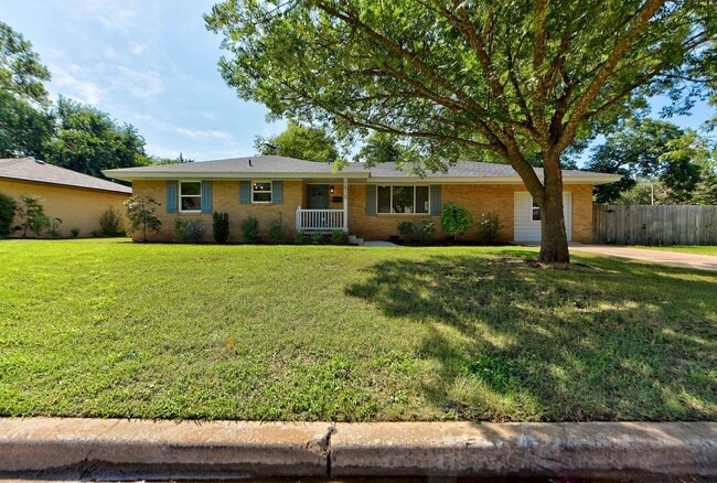 Building Photo - Fully Renovated 4 Bed, 2 Bath Just Minutes from Campus