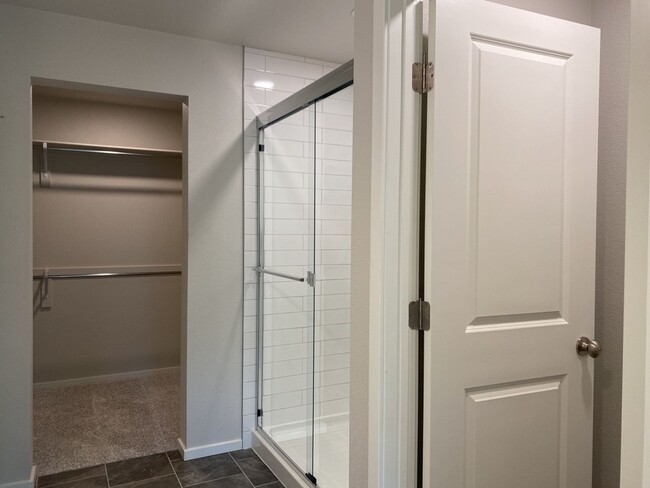 Building Photo - Beautiful 3 Bed/2.5 Bath Townhome with Att...