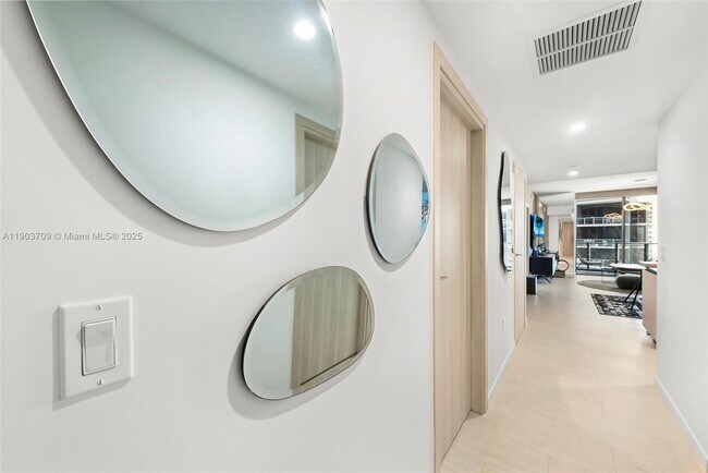 Building Photo - 1000 Brickell Plaza