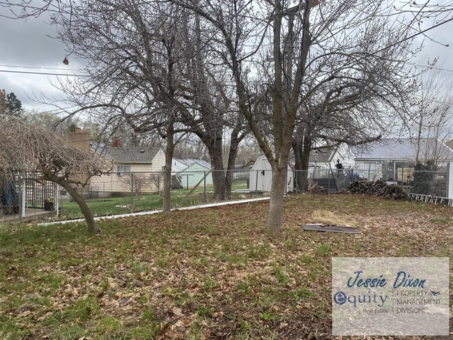 Building Photo - 219 Country Club Dr